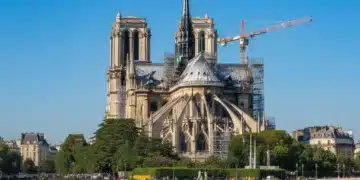 Vue majestueuse de la Cathédrale Notre-Dame de Paris en pleine restauration, symbole du patrimoine français