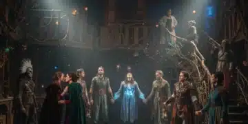 Public engagé dans une performance de théâtre immersif innovante en France.